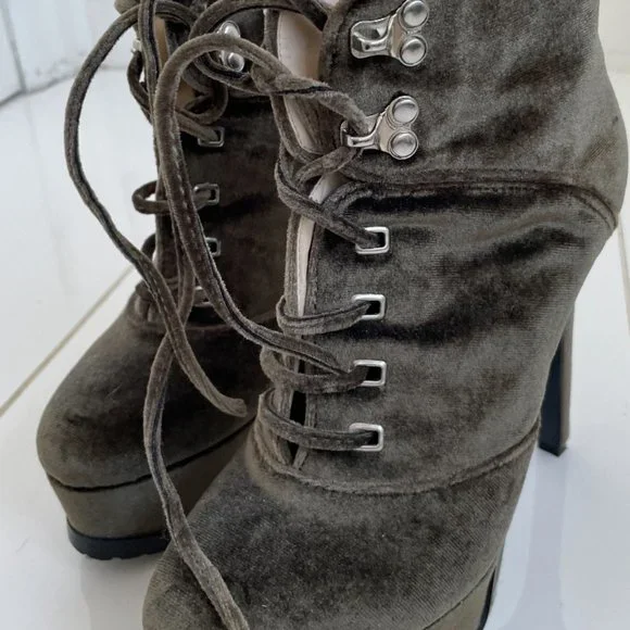 Mistress Rocks Boots - Picture 4 of 7